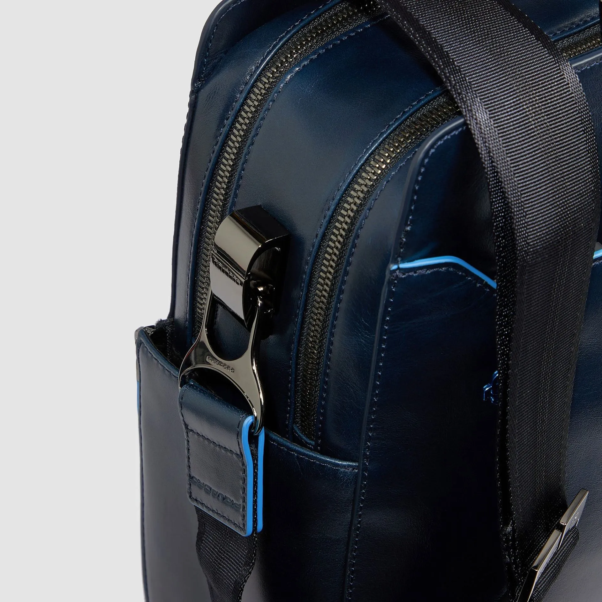 Кожаный портфель для ноутбука 15,6" с RFID-защитой Piquadro CA6590B2/BLU2, синийphoto3