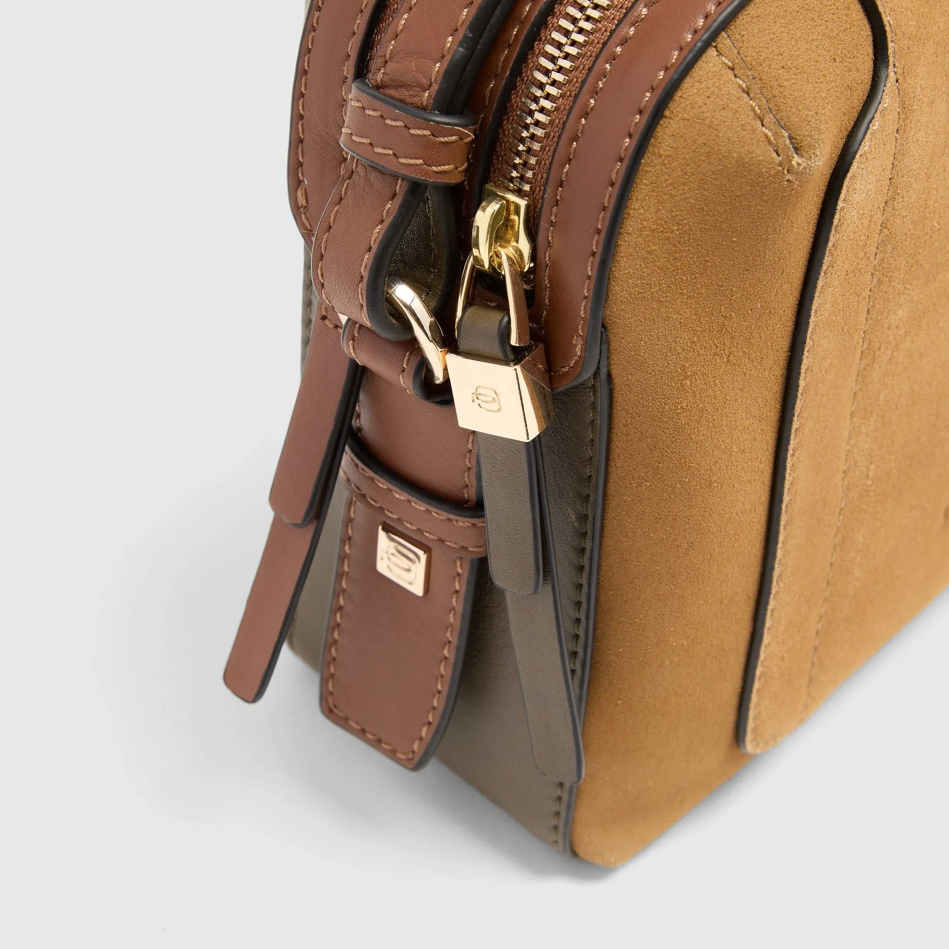 Женская кожаная сумка кросс-боди camera case Piquadro BD4870W92/SAVES, коричневый - nocciola scamosciatophoto4
