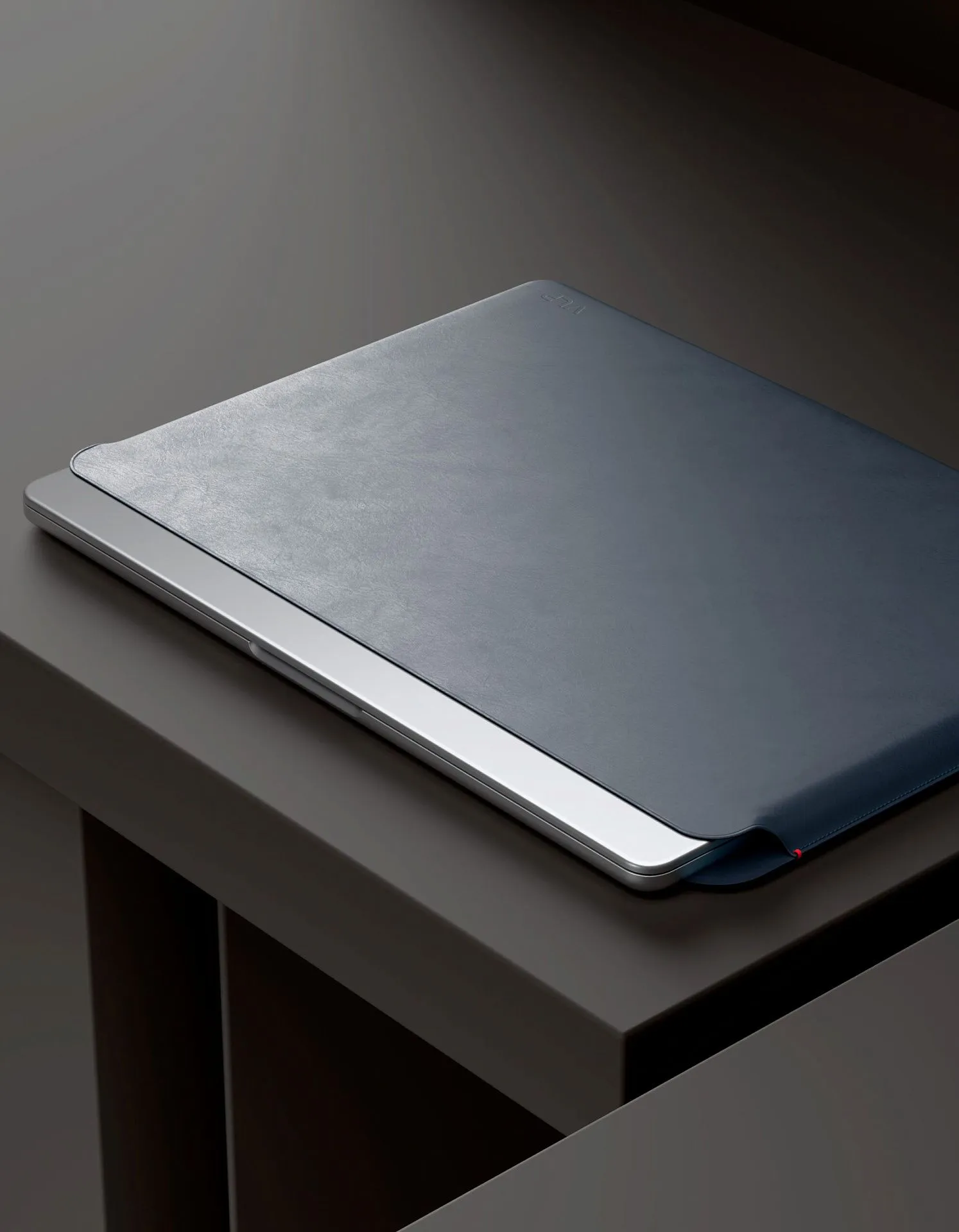 Чехол защитный VLP Velar Sleeve для MacBook Air (13.6") из экокожи, темно-синийphoto4