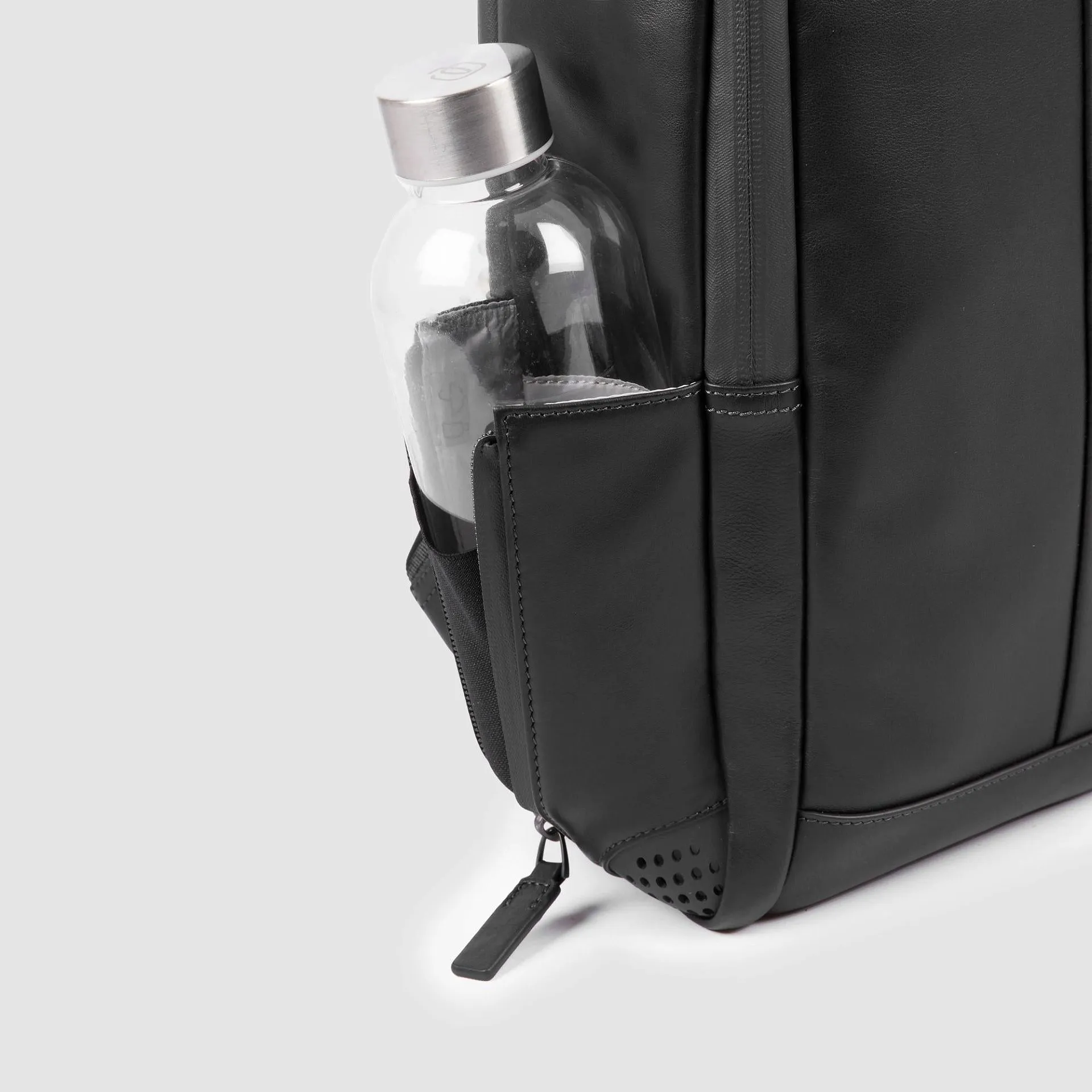 Кожаный рюкзак для ноутбука 15,6" с RFID-защитой Piquadro CA4818UB00/N, чёрныйphoto3