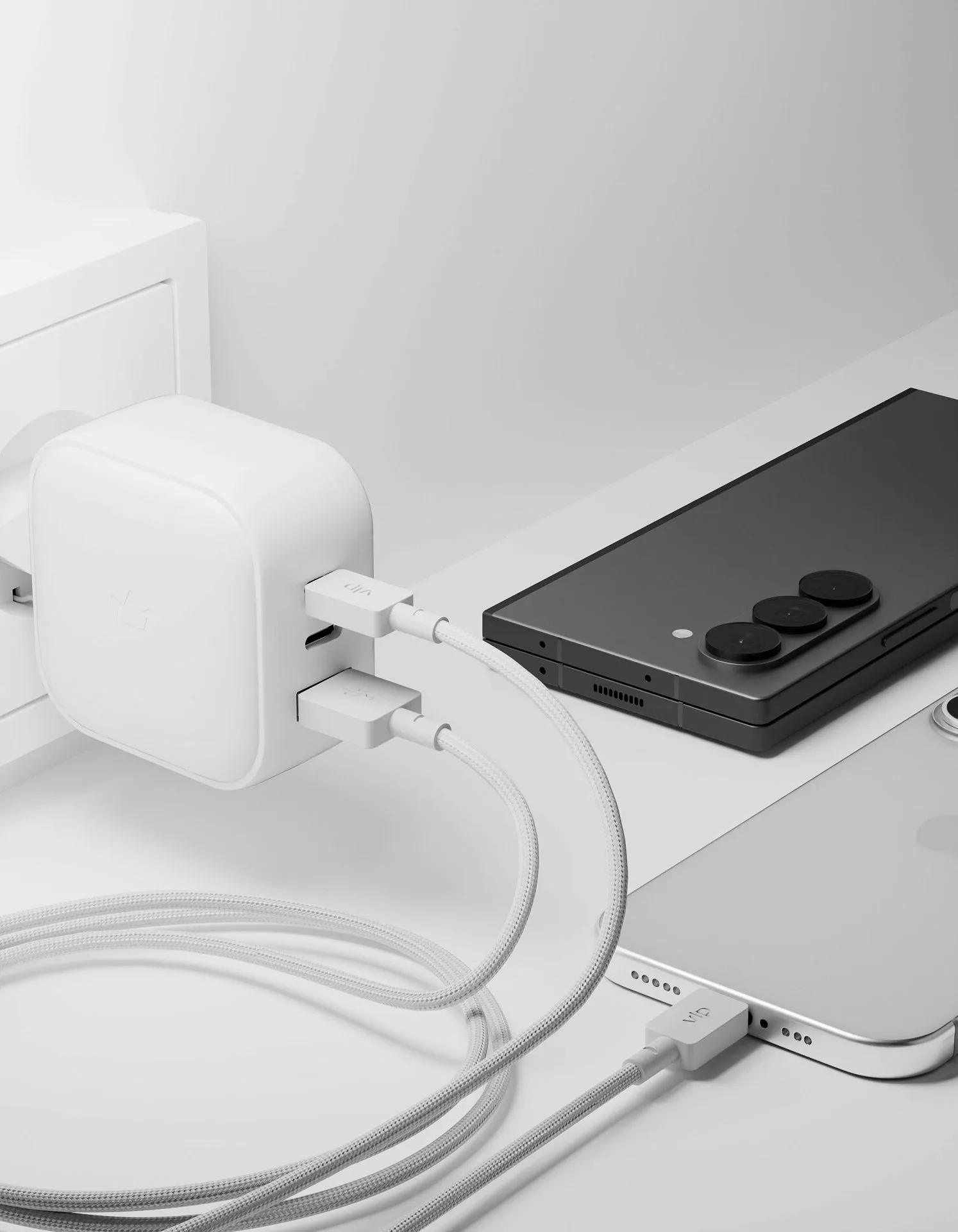 Сетевое зарядное устройство VLP G-Charge 65Вт USB-C+USB-C+USB-A, PD, QC, белыйphoto7