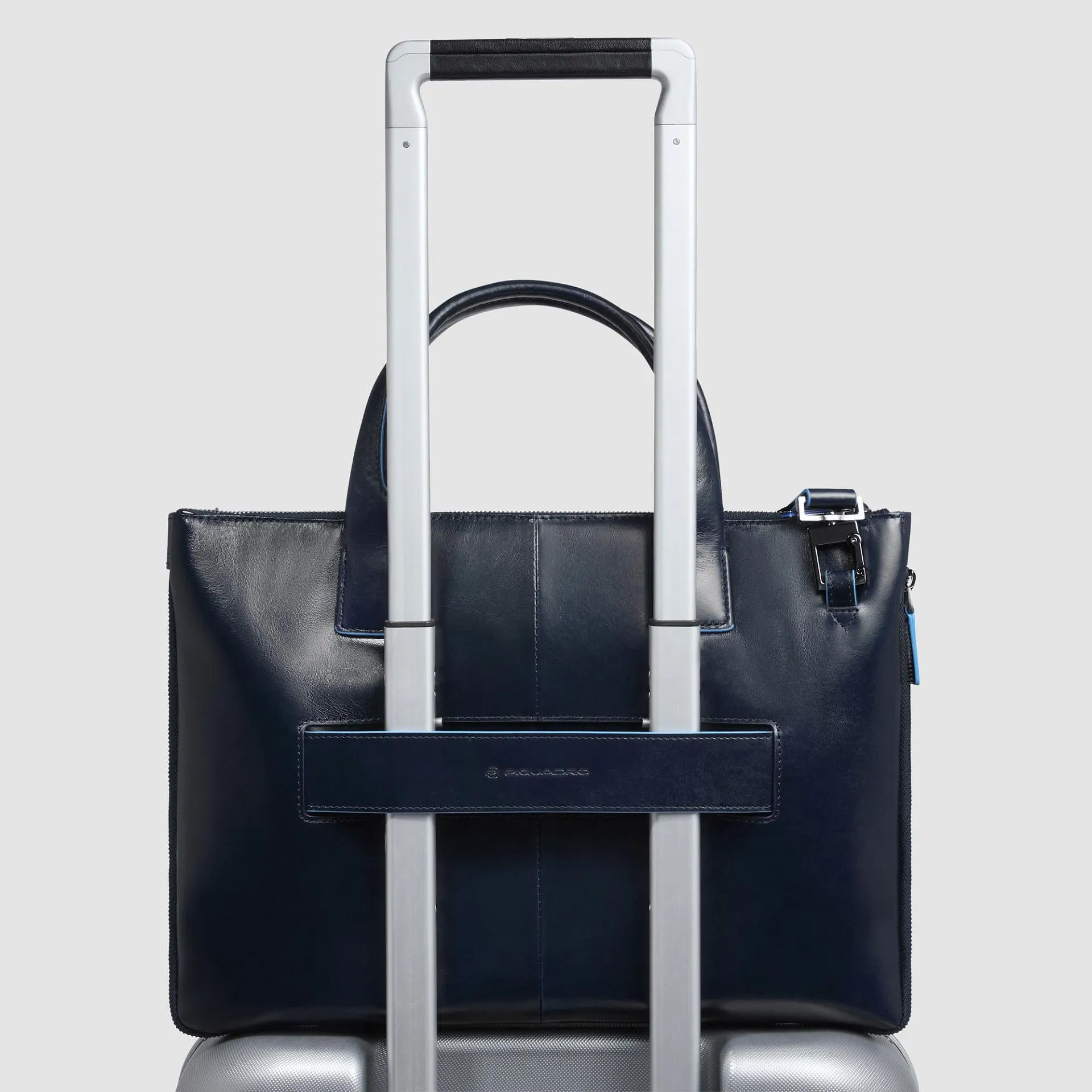 Тонкая кожаная сумка для ноутбука 14" Piquadro CA6857B2/BLU2, синийphoto2