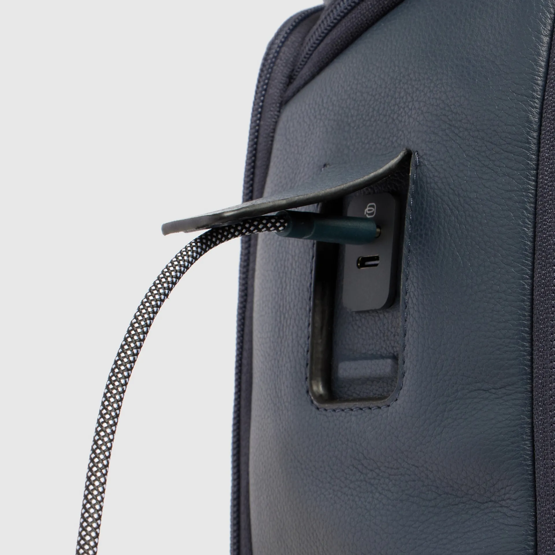 Кожаный рюкзак для ноутбука 15,6" с RFID-защитой Piquadro CA7162W137/BLU, синийphoto9