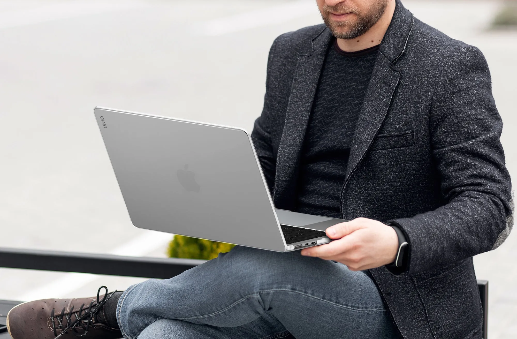 Чехол UNIQ Vero для MacBook Air 13" (M2-M5 2026), прозрачный (crystalclear)