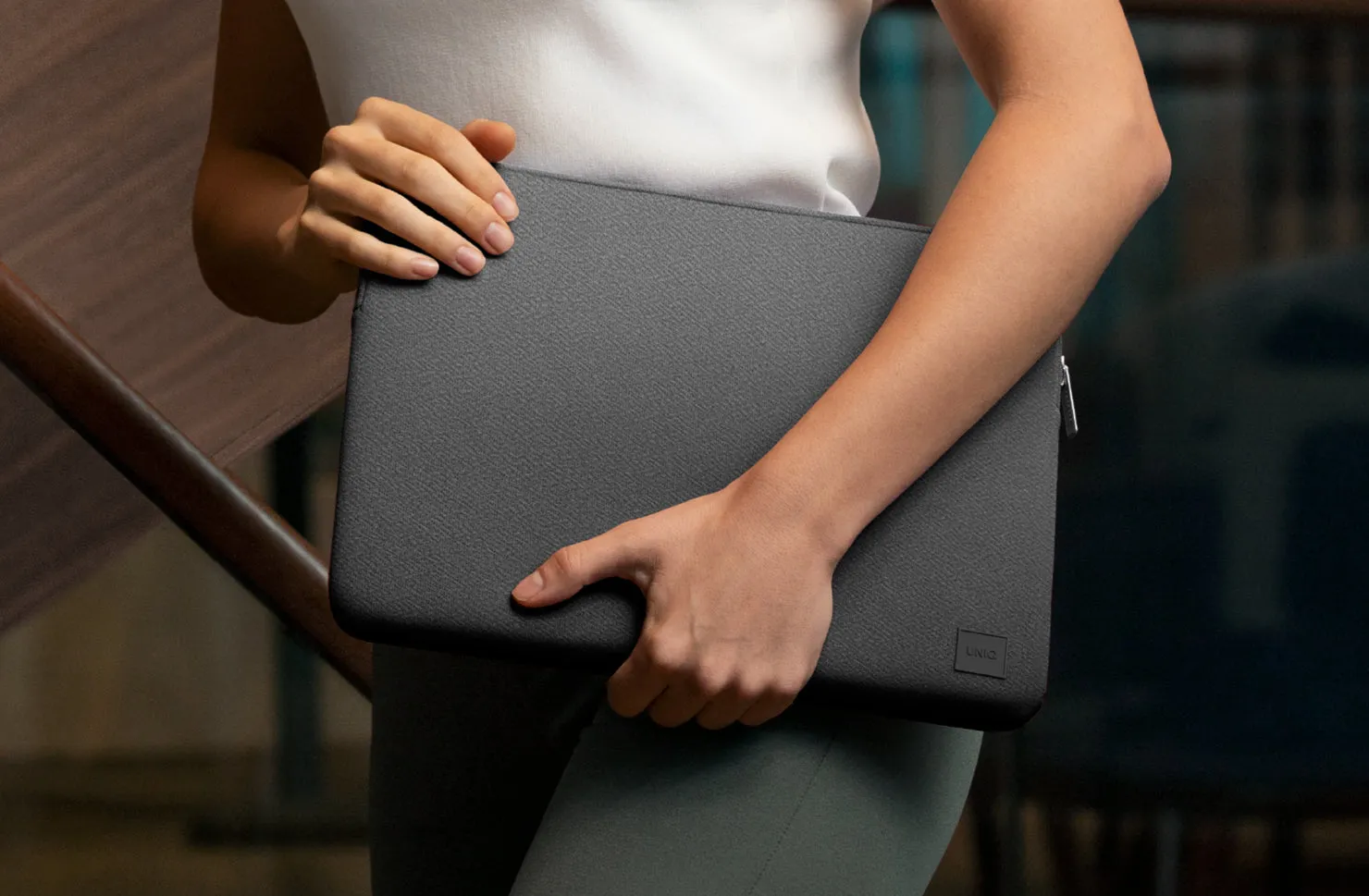 Чехол-конверт UNIQ Cyprus Textured Neoprene Water-Resistant для ноутбуков до 14", коричневый (Nude Brown)
