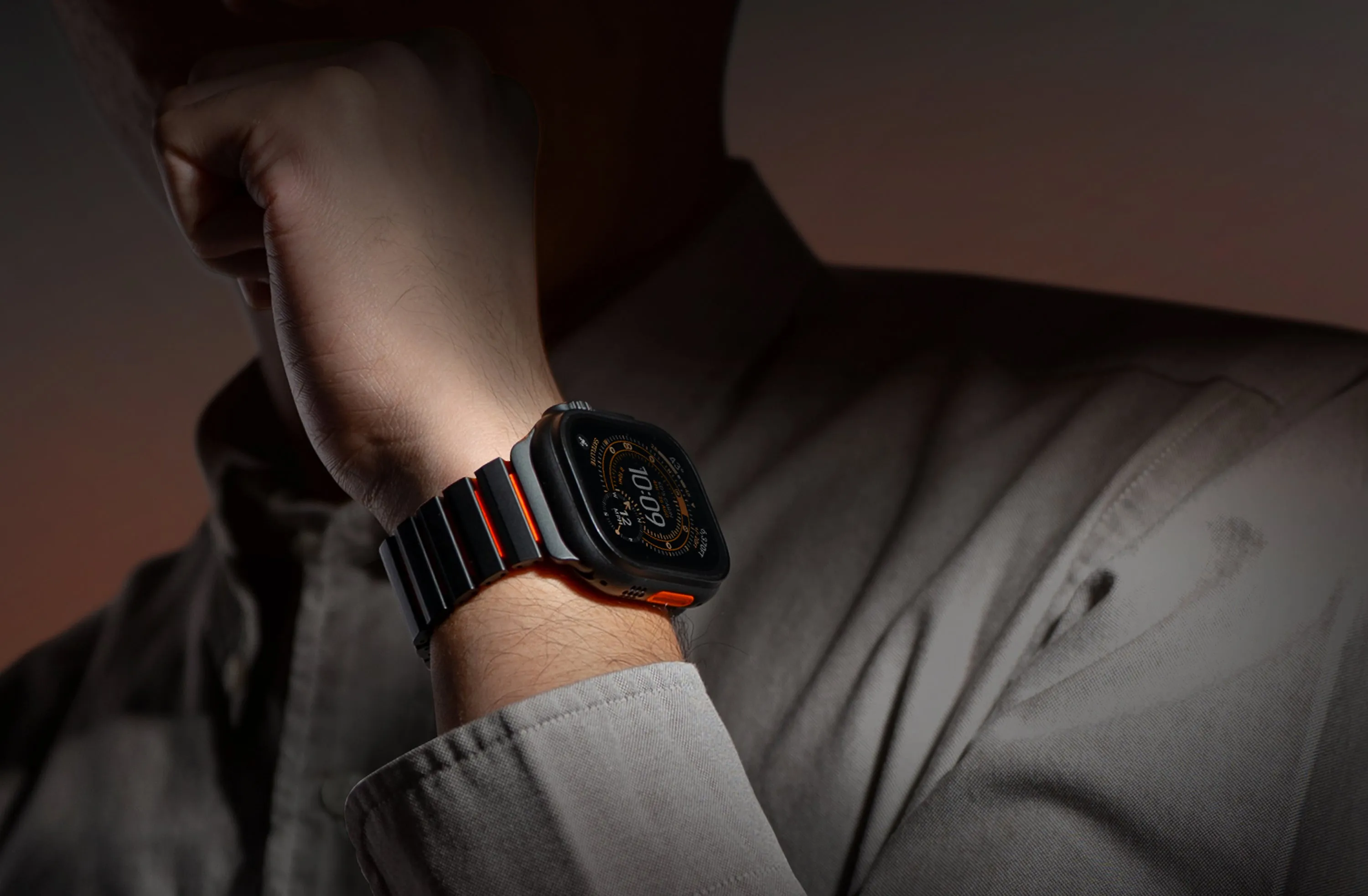 Ремешок UNIQ Strova Flex для Apple Watch 49/46/45/44 мм, черный / оранжевый (Midnightblack Voltorange)