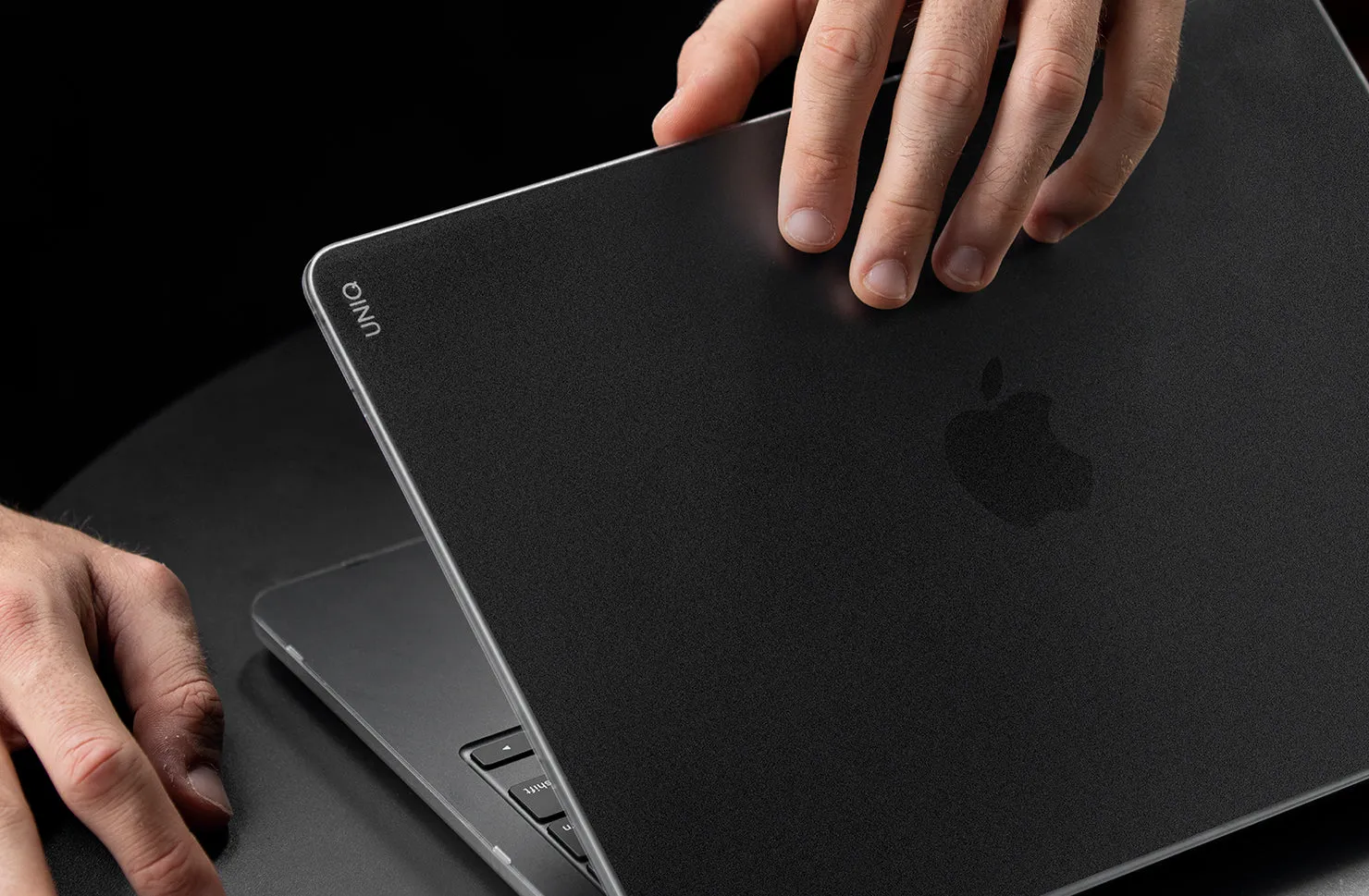 Чехол UNIQ Claro для MacBook Air 15" (M2-M5 2026), серый (Matte Grey)