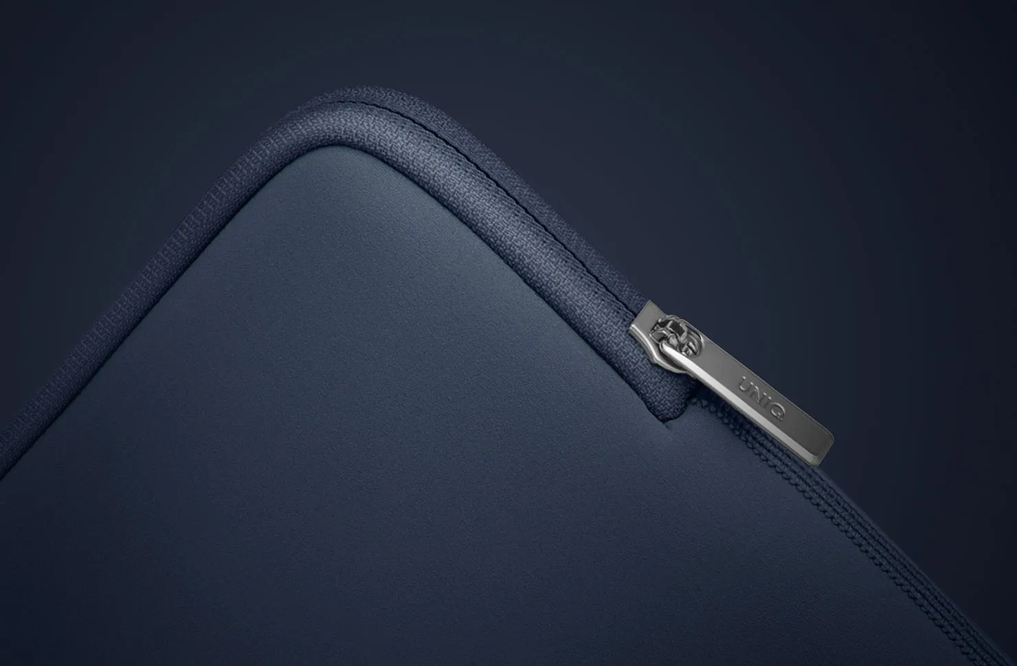 Чехол-конверт UNIQ Cyprus Smooth Neoprene Water-Resistant для ноутбуков до 14", синий (Abyss Blue)