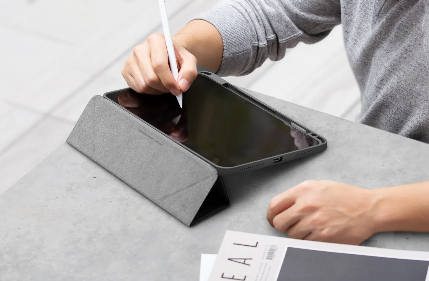 Чехол UNIQ Moven для iPad Pro 11" (M4-M5), серый (Grey)