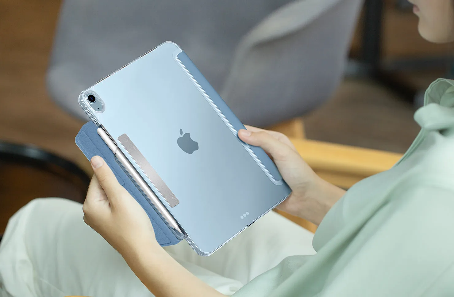 Чехол UNIQ Camden Click для iPad Air 11" (M2-M4), бежевый (Ivory)